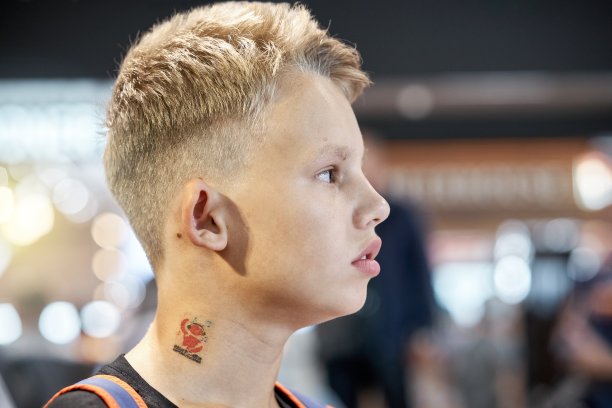 一个金发少年坐在候机室里图片下载