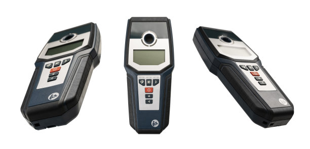 在白色背景上不同角度的激光测距仪图片下载