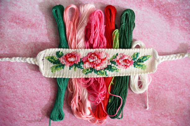 手工编织的友谊手镯在白色背景上图片下载