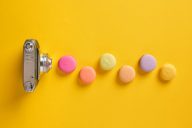 光谱，色彩理论和摄影。彩色马卡龙设计成光波，配有老式相机。图片下载