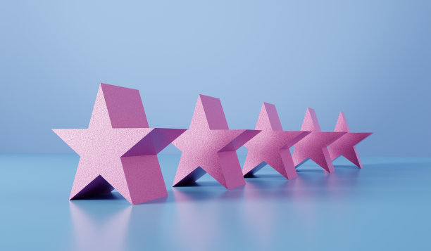蓝色背景上一排粉红色的五星。五星评级客户或客户满意理念图片下载