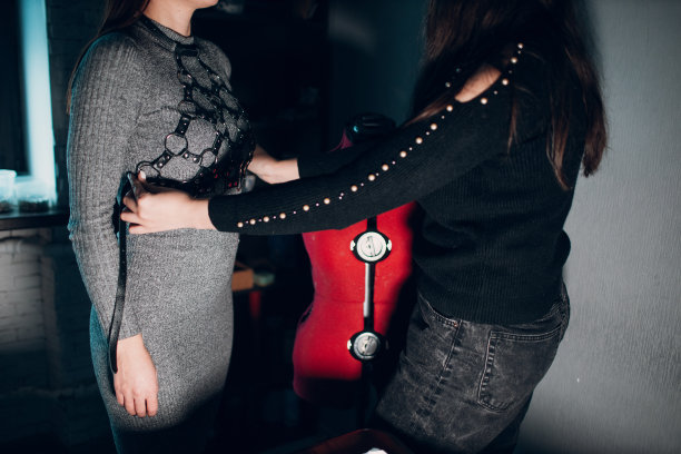 制革女工在车间制作皮革制品。皮革工匠的工作过程图片下载