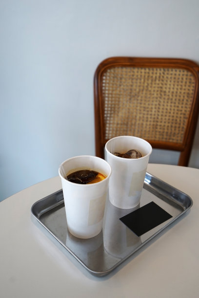 白色的桌子，铝托盘上放着一杯冰咖啡图片下载