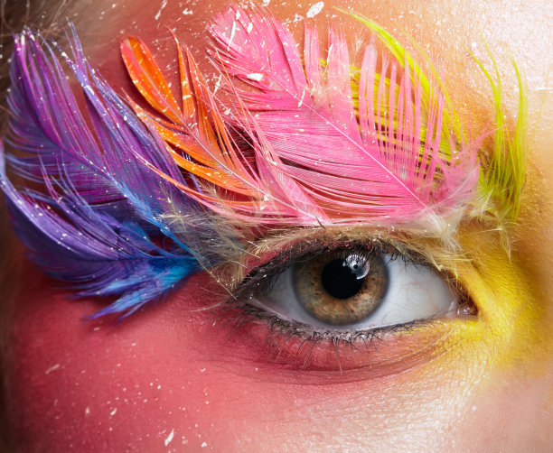 用时尚羽毛睫毛化妆的女人图片下载