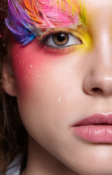 用时尚羽毛睫毛化妆的女人图片下载