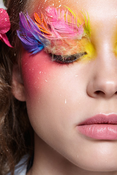 用时尚羽毛睫毛化妆的女人图片下载