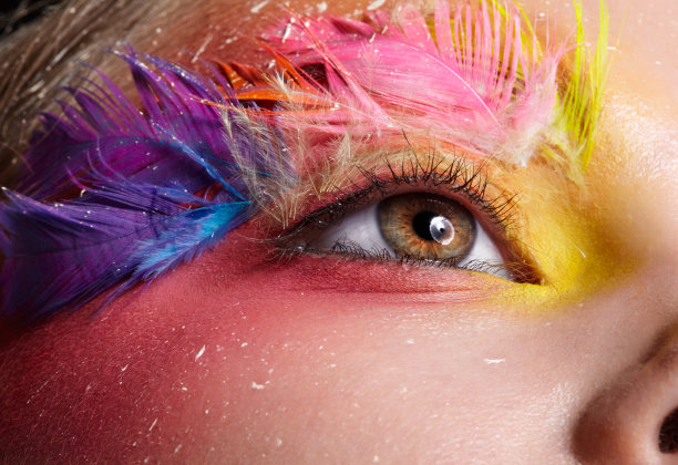 用时尚羽毛睫毛化妆的女人图片下载