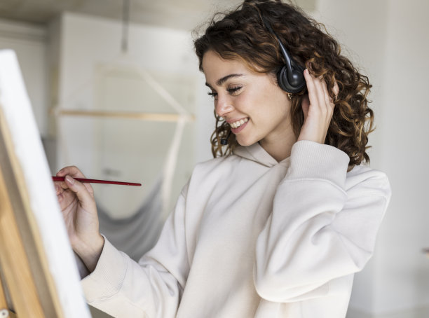 漂亮女人正在家里画画图片下载