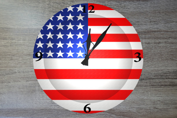 挂钟在美国国旗的背景图片下载