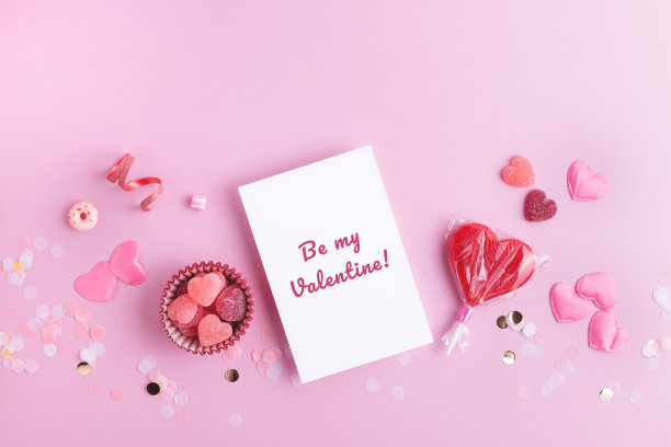 情人节背景与情人卡，心，糖果和五彩纸屑。图片下载