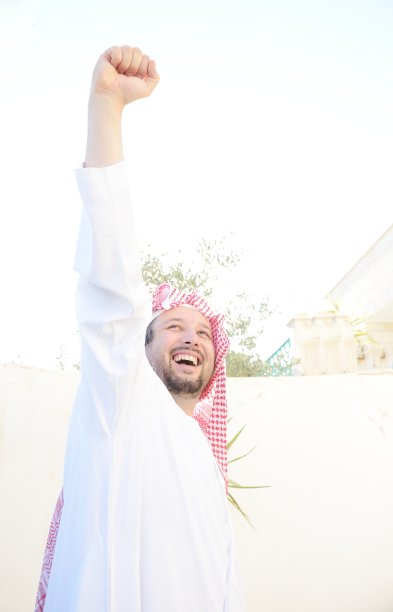 阿拉伯穆斯林男子在现实生活中摆姿势的肖像图片下载