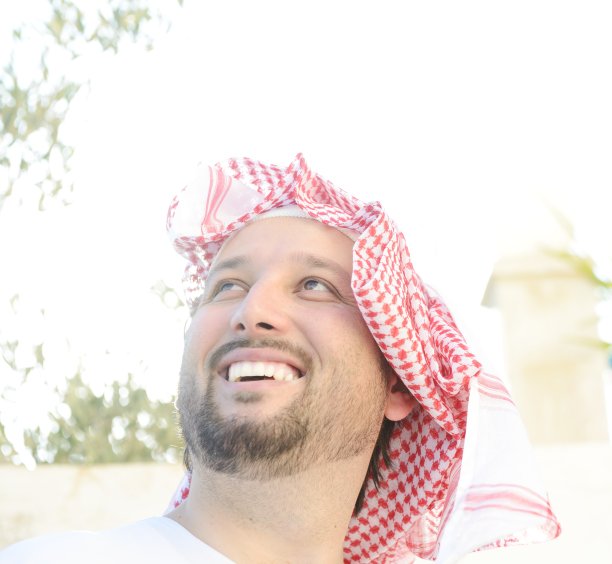 阿拉伯穆斯林男子在现实生活中摆姿势的肖像图片下载