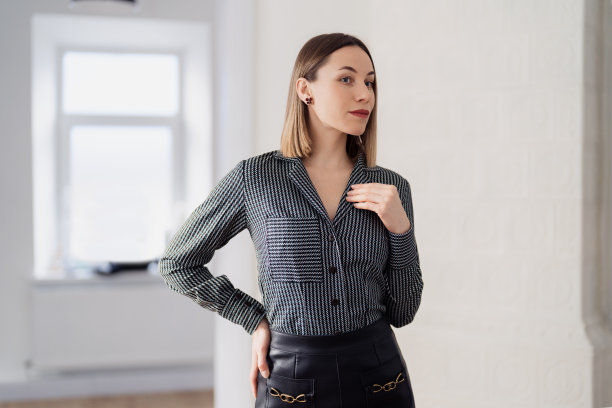 可爱的女人在镜子里看着她图片下载