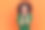 愤怒喊叫的女人的肖像，非洲式发型，穿着绿色休闲风格的毛衣，保持手靠近嘴，大声尖叫。图片下载