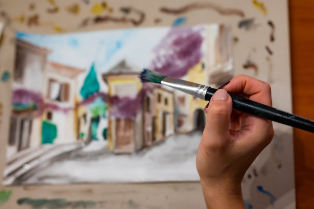 笔刷手上面的水彩画。彩色的中世纪城市街道上的纸板。图片下载