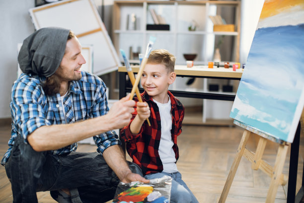 师生在学校享受绘画过程图片下载