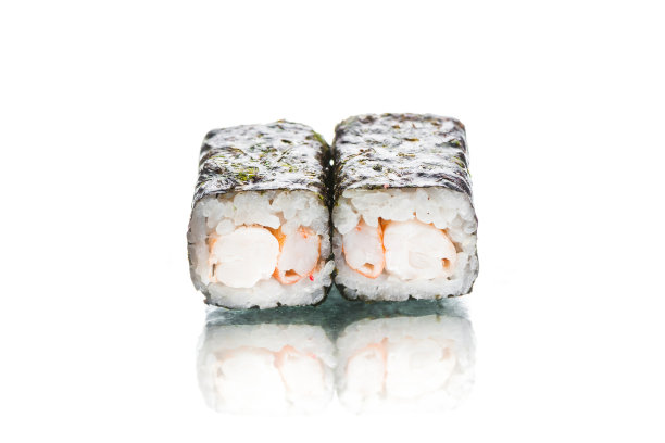 两块寿司卷与虾隔离在白色背景与反射图片下载
