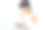 年轻的亚洲美女与学习化妆粉扑在脸颊上观看笔记本电脑与在线教程课程，女性教学和解释化妆与流媒体化妆品。图片下载