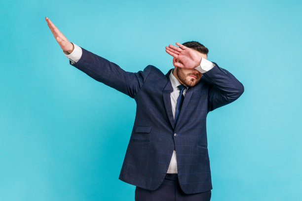 身穿深色正装的匿名商人跳Dab舞庆祝成功（网络迷因）图片下载