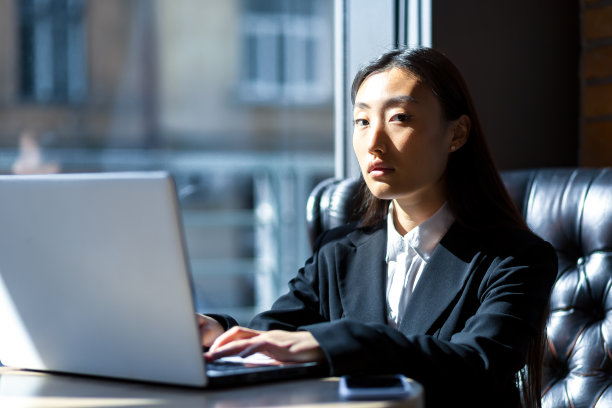 认真和成功的亚洲商业女性在办公室工作的笔记本电脑，专注和周到图片下载