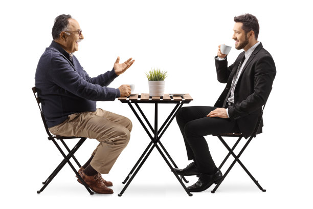 商人和中年男人在咖啡馆的桌旁喝咖啡图片下载