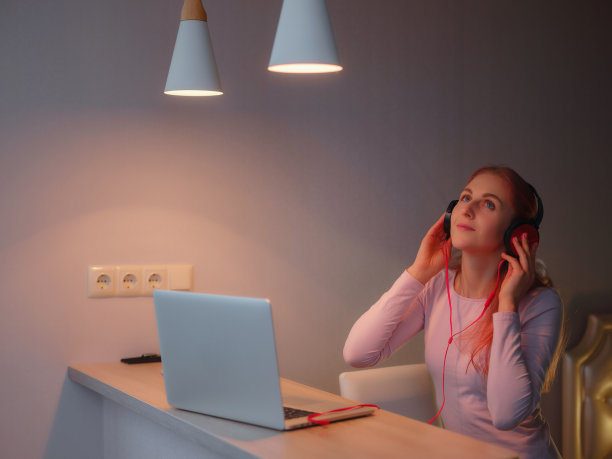 有吸引力的年轻女性工作与笔记本电脑图片下载