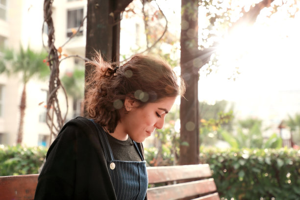 户外肖像的美丽快乐年轻黑发女子在阳光明媚的花园图片下载