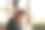 户外肖像的美丽快乐年轻黑发女子在阳光明媚的花园图片下载