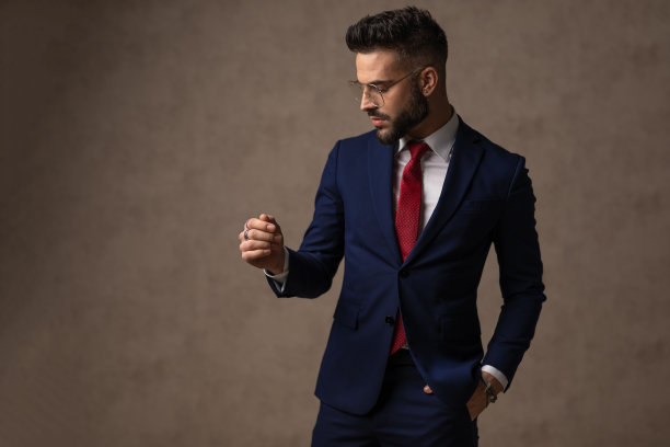 英俊的商人望向一边，摆姿势很有风格图片下载