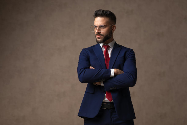商人双臂交叉在胸前，摆出各种姿势图片下载