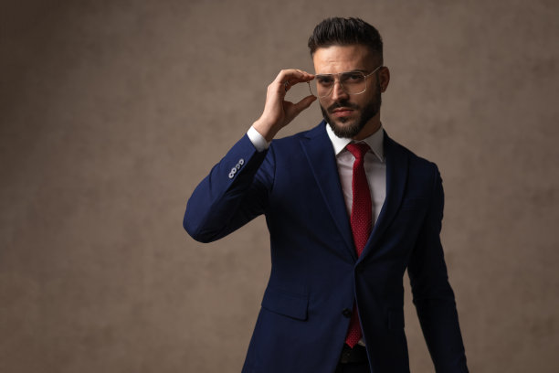 英俊的年轻人，戴着眼镜，穿着漂亮的西装图片下载