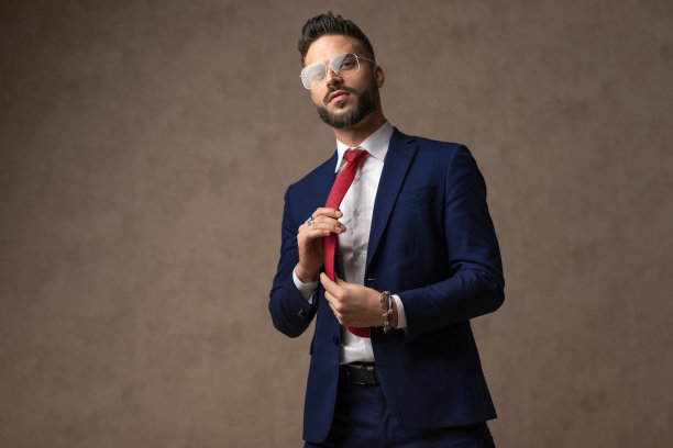 商人调整领带，戴上眼镜，摆出各种姿势图片下载