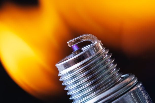 汽油机火花塞在燃烧时产生火花图片下载