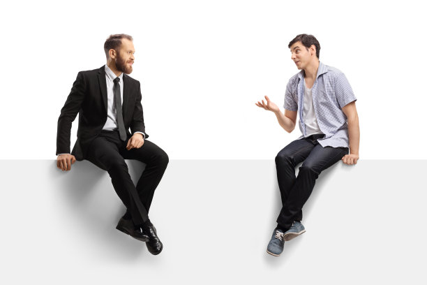 穿着西装打领带的年轻专业人士坐在一个小组里，听着一个穿便服的男人讲话图片下载