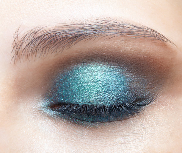 人类女性闭眼的特写微距镜头。有着完美皮肤和蓝色眼影的女孩图片下载