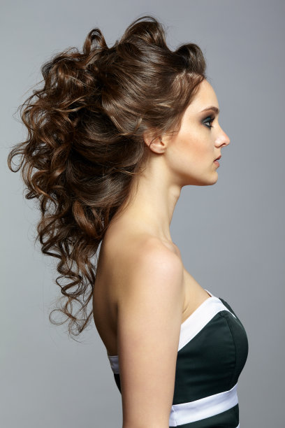 年轻女子的美丽肖像。黑发女孩长头发和白天女性化妆图片下载