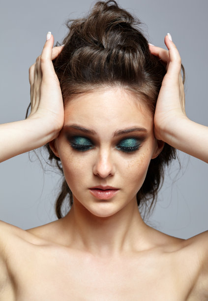 年轻女人的美丽肖像与头痛。黑发女孩长头发和白天女性化妆图片下载