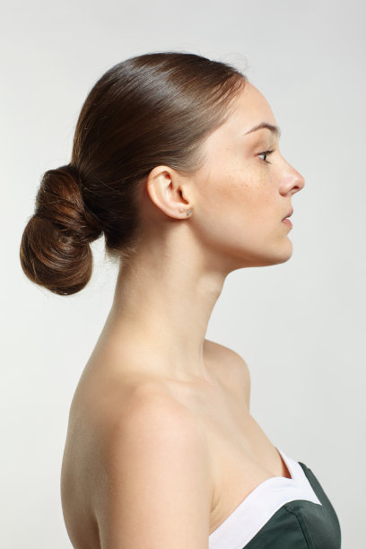 年轻女子的美丽肖像。黑发女孩长头发和白天女性化妆图片下载