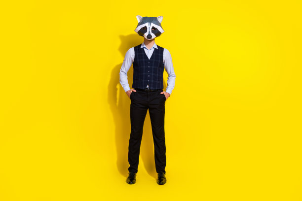 照片上成功的商人手，口袋准备mardi草，穿多边形面具背心，孤立的黄色背景图片下载