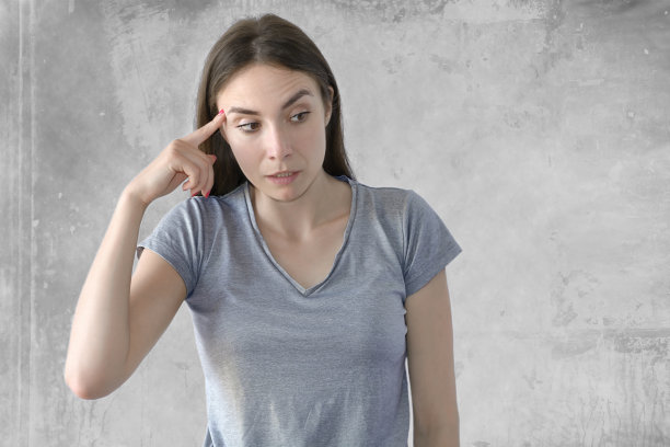 情感和手势的概念，年轻女子做出的是你疯狂的手势图片下载