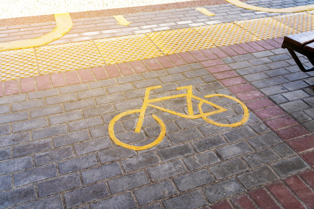 铁路站台上的黄色自行车标志，指示地铁内骑自行车的乘客的车辆入口和铁路货车上的自行车专用区域图片下载