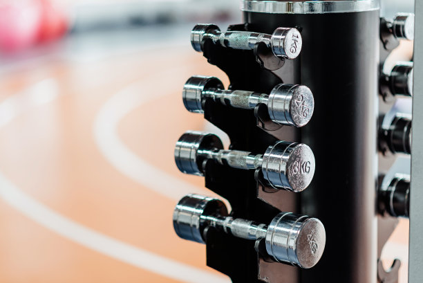 健身房的各种哑铃图片下载
