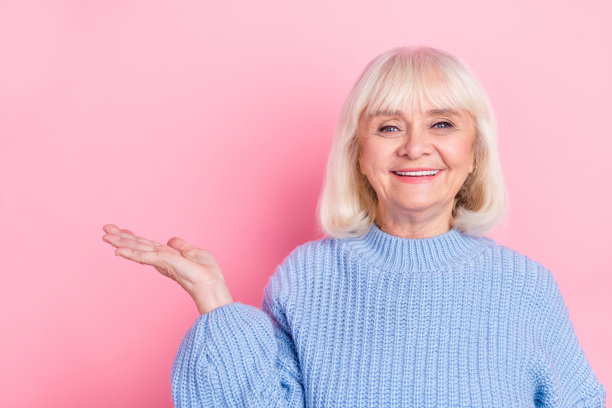 成熟女士的照片目前产品折扣推荐建议主张孤立在粉红色背景图片下载