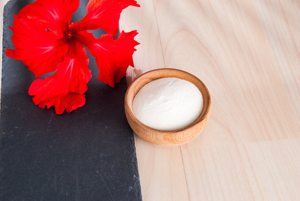 木桌上的水解胶原蛋白图片下载