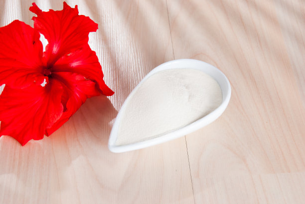 木桌上的水解胶原蛋白图片下载