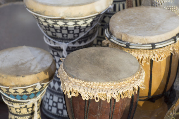 一套非洲乐器，非洲鼓。图片下载