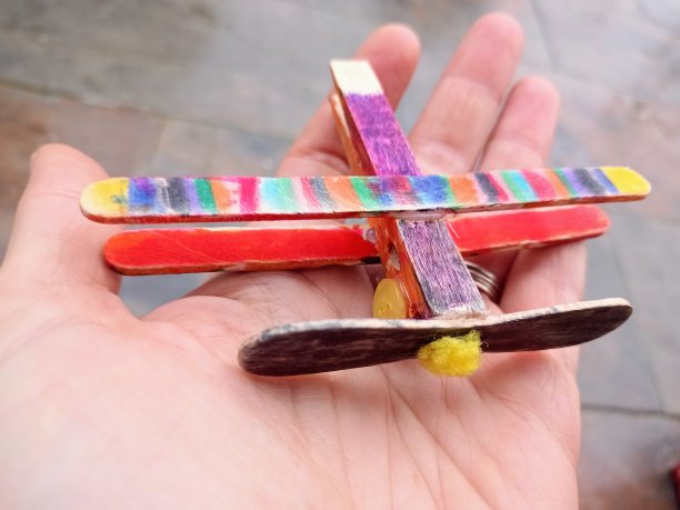 一架由晾衣夹制成的飞机的照片图片下载