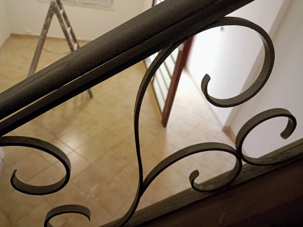 从一个旧楼梯栏杆上看到的作品照片，这是一个优雅的房子的风格改造图片下载