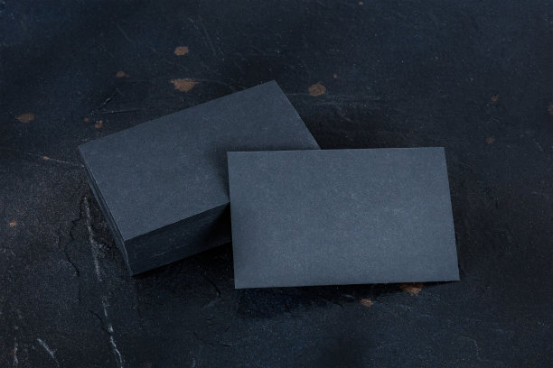 黑色的名片模型在黑色的背景上，一个模板图片下载