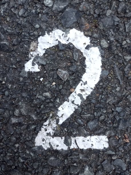 都市风格的沥青路面上的一个磨损的人物的照片图片下载